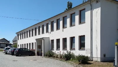 Kancelářská budova v areálu, ve které je ordinace