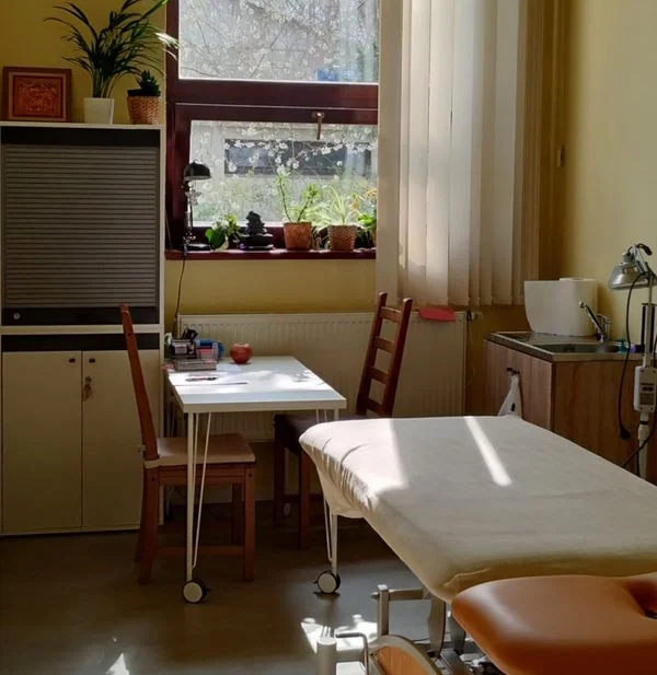 Ordinace: lehátko a pracovní stůl fyzioterapeutky